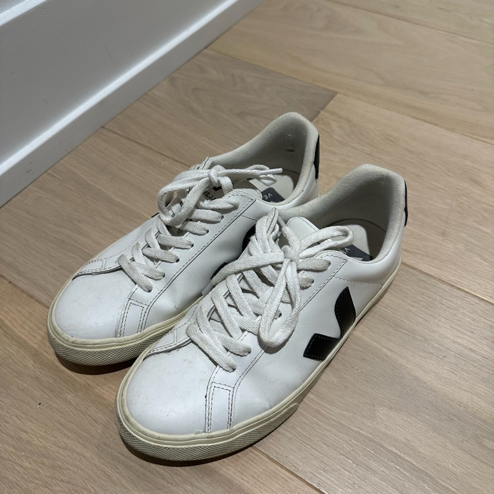 Veja campo sneaker size 6